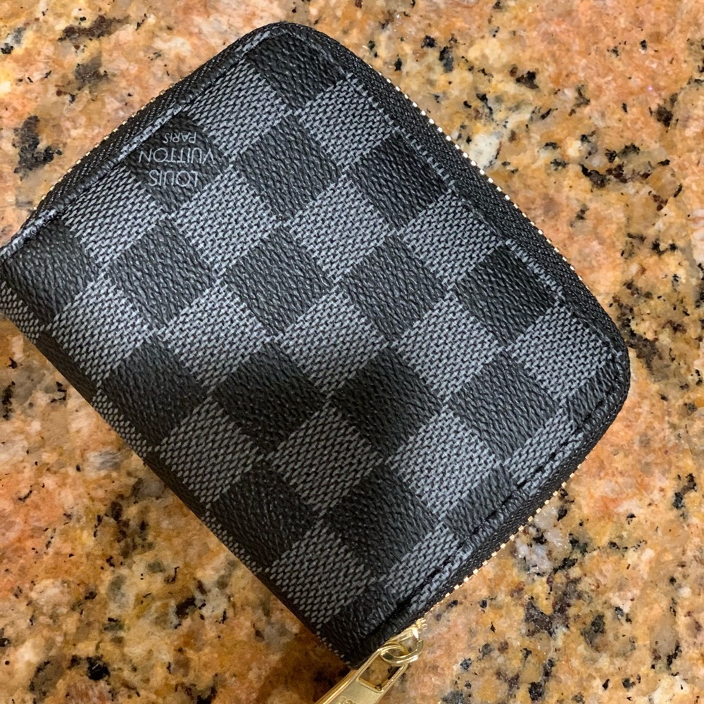 Brand new rare and collectible compacted Louis Vuitton unisex credit card holder - Picture 17 of 17